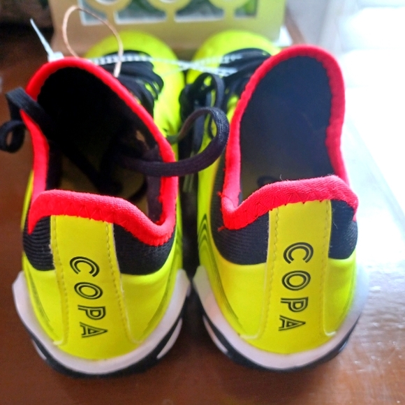 Athletic_Shoes